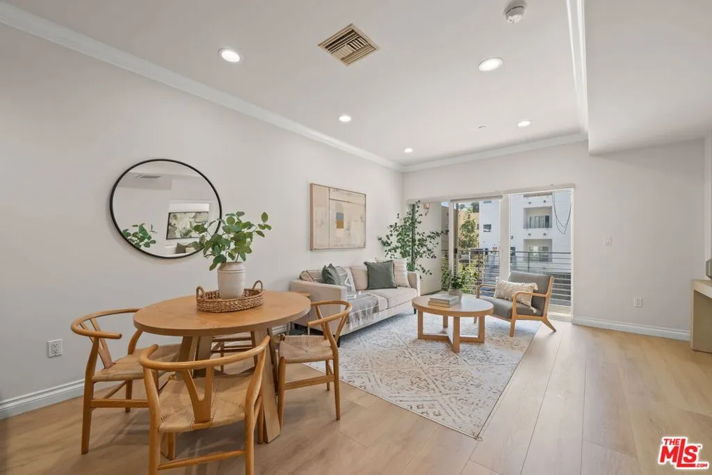 3061 W 12th Place 203, Los Angeles, California 90006 home-pic-3